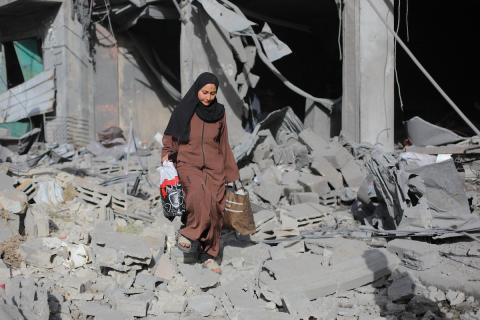يتفقد فلسطينيون منازلهم المدمرة عقب غارة جوية إسرائيلية ليلية على مخيم البريج للاجئين وسط قطاع غزة، في 20 مايو/أيار 2026. نفذت الطائرات الحربية الإسرائيلية غارة ليلية استهدفت منزلاً لعائلة أبو شمالة بعد تحذير السكان بإخلاء المبنى. صورة: حسن الجديدي