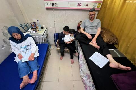 أفراد من عائلة الفلسطيني ياسر عماد ديب يتلقون العلاج في مستشفى شهداء الأقصى بدير البلح وسط قطاع غزة، في 12 مايو/أيار 2026، بعد نحو عام على إصابتهم في هجوم إسرائيلي قرب خيمتهم غرب المدينة، ما تسبب بحروق وبتر أطراف وإعاقات دائمة. تصوير: يوسف أبو وطفة