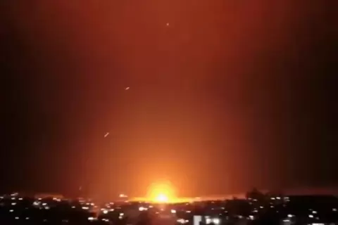 تصاعد النيران بعد غارة جوية استهدفت فرع أمن الدولة سابقا في شهبا بالسويداء (الجزيرة).webp
