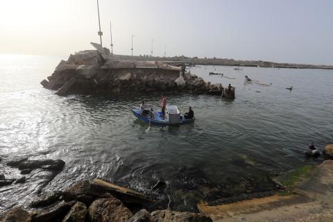 فلسطينيون نازحون يقضون وقتهم على شاطئ مدينة غزة، الذي تحول إلى متنفس للعائلات وسط الأزمة الإنسانية المتواصلة،17 أيار/ مايو 2026.تصوير: بلال أسامة
