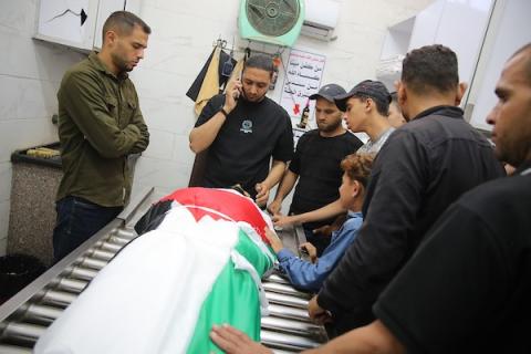 يحمل المشيعون جثمان الفلسطيني سالم قريقع خلال جنازته في مدينة غزة، قطاع غزة، في 30 مايو/أيار 2026. قُتل قريقع في غارة جوية إسرائيلية استهدفت حي الرمال في مدينة غزة أمس. صورة: عمر أشتوي