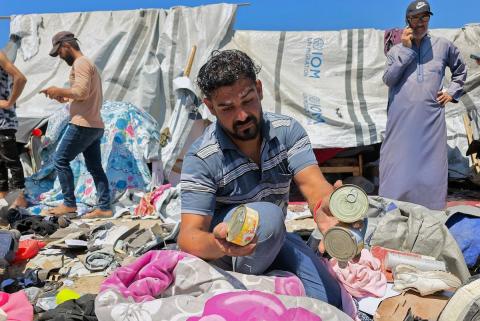 يتفقد فلسطينيون موقع غارة إسرائيلية استهدفت مخيم الغيث في مواسي خان يونس جنوب قطاع غزة في 25 مايو/أيار 2026.  صورة: طارق محمد