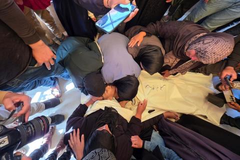 ودّع المشيّعون جثماني فلسطينيين اثنين في مستشفى ناصر بخان يونس، جنوب قطاع غزة، في 3 مايو/أيار 2026. وقد قُتلا في غارة جوية إسرائيلية على خان يونس. صورة: طارق محمد