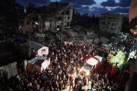 ردود فعل فلسطينية على حريق اندلع عقب غارة إسرائيلية على مبنى سكني في حي الرمال بمدينة غزة، الجمعة 15 مايو/أيار 2026. صورة: عمر أشتوي.