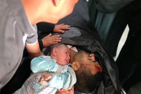 فلسطينيون ينقلون جثمان شاب وعدداً من الجرحى إلى مجمع ناصر الطبي، عقب غارة إسرائيلية استهدفت مجموعة من المدنيين في خان يونس جنوب قطاع غزة، في 18 مايو/أيار 2026. الصورة: طارق محمد