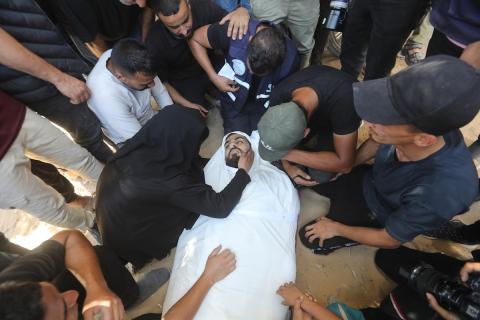 غزة: فلسطينيون يشيعون جثامين عدد من رجال الشرطة الذين قضوا في غارة إسرائيلية استهدفت منطقة التوام شمال قطاع غزة، وذلك داخل مستشفى الشفاء، بتاريخ 23 مايو/أيار 2026.تصوير : بلال أسامة