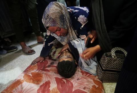 مشيعون يحملون جثمان الطفل الفلسطيني محمود سحويل (15 عاما)  خلال جنازة أقيمت في مستشفى الشفاء بمدينة غزة، 5 مايو/أيار 2026. استشهد الطفل في غارة إسرائيلية استهدفت نقطة تفتيش تابعة للشرطة في حي النصر، غرب غزة. (صورة: بلال أسامة)