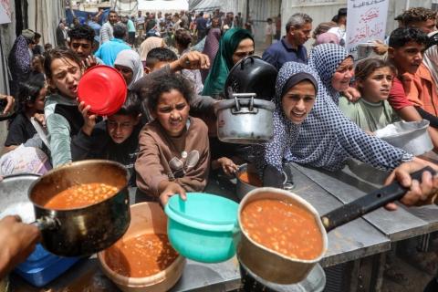 مدينة غزة 18 مايو 2026 (شينخوا) في الصورة الملتقطة يوم 18 مايو 2026، فلسطينيون يتلقون طعاما مجانيا من مطبخ مجتمعي في مدينة غزة..JPG