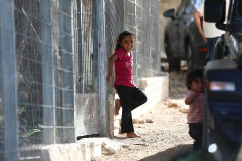قرية خان الأحمر البدوية الفلسطينية شرق القدس، في 19 أيار/ مايو 2026، حيث يعيش نحو 350 فلسطينيًا تحت تهديد أوامر إخلاء إسرائيلية، وسط تصاعد اعتداءات المستوطنين والقيود المفروضة على الرعي والتنقل. تصوير: مأمون وزواز.