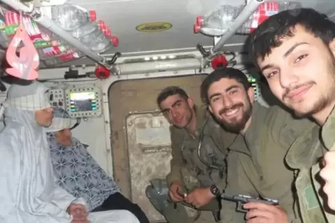 الأم الفلسطينية عائشة وابنتها هدى من غزة معصوبتا الأعين داخل مركبة عسكرية إسرائيلية دون أن يُعرف مصيرهما إلى الآن (وكالات).webp