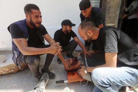 مشيعون يتفاعلون خلال جنازة رجال شرطة قُتلوا في غارة إسرائيلية على موقع عسكري، في مستشفى الشفاء بمدينة غزة في 23 مايو/أيار 2026. صورة: بلال أسامة