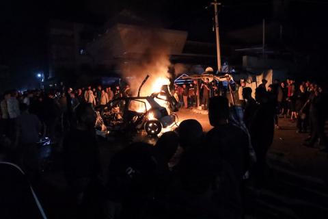 فلسطينيون يعملون على إخماد حريق اندلع في سيارة استُهدفت بغارة إسرائيلية في حي الرمال بمدينة غزة، الجمعة 15 مايو/أيار 2026.  صورة: عمر أشتوي.
