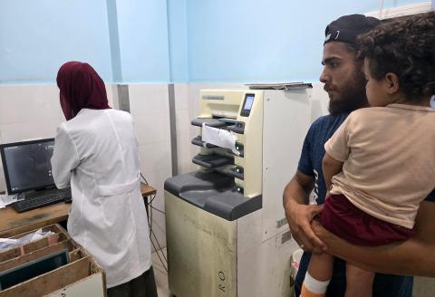 أطباء فلسطينيون يواصلون علاج وتشخيص المرضى والجرحى بإمكانيات محدودة في مجمع ناصر الطبي بخان يونس، جنوب قطاع غزة، في 20 أيار/ مايو 2026، وسط تحذيرات من تعطل معظم أجهزة التصوير الطبي ونقص أدوات التشخيص الأساسية.  تصوير: طارق محمد.