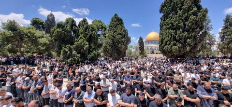 أكثر من 70 ألف مصلٍّ أدّوا اليوم صلاة الجمعة في رحاب المسجد الأقصى المبارك ...jpg