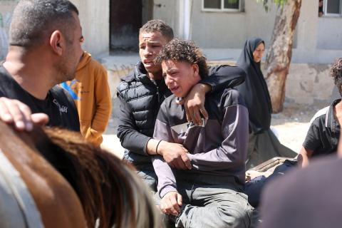 مشيعون يحملون جثمان رجل فلسطيني خلال جنازته في مدينة غزة في 4 مايو/أيار 2026، بعد استشهاده في غارة جوية إسرائيلية استهدفت مجموعة من الأشخاص في شارع 10، جنوب حي الزيتون. صورة: بلال أسامة