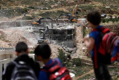 في 18 مايو/أيار 2026، جرافات إسرائيلية تهدم مبنى سكني فلسطيني قيد الإنشاء في بلدة الولجة، غرب بيت لحم في الضفة الغربية المحتلة.(صورة: مأمون وزواز)