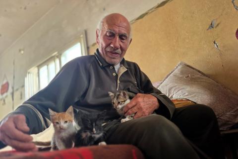 الفلسطيني المسن عبد الرحمن أبو شمالة، أحد شهود نكبة عام 1948، يجلس داخل منزله المتضرر بشدة في خان يونس جنوب قطاع غزة، في 14 أيار/مايو 2026، مستعيداً ذكرى نزوحه من قرية بيت دراس قبل 78 عاماً. تصوير: طارق محمد.