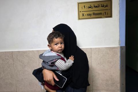 أطباء فلسطينيون يواصلون علاج وتشخيص المرضى والجرحى بإمكانيات محدودة في مجمع ناصر الطبي بخان يونس، جنوب قطاع غزة، في 20 أيار/ مايو 2026، وسط تحذيرات من تعطل معظم أجهزة التصوير الطبي ونقص أدوات التشخيص الأساسية. تصوير: طارق محمد.