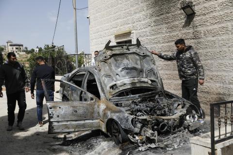 فلسطينيون يتفقدون مركبات وممتلكات أُحرقت وتضررت في هجوم لمستوطنين إسرائيليين خلال الليل في بلدة حلحول، شمال الخليل بالضفة الغربية المحتلة، في 20 أيار/ مايو 2026.  تصوير: مأمون وزواز.