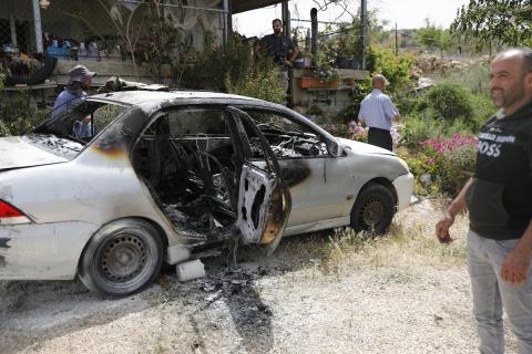 يتفقد فلسطينيون الأضرار في موقع هجوم شنه مستوطنون إسرائيليون استهدف سيارات وممتلكات فلسطينية في بلدة صوريف شمال غرب الخليل بالضفة الغربية المحتلة في 17 مايو/أيار 2026(صورة: مأمون وزواز)