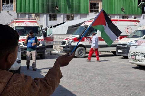 يغادر مرضى وجرحى فلسطينيون، برفقة ذويهم، مقر الهلال الأحمر الفلسطيني في خان يونس جنوب قطاع غزة في 10 مايو/أيار 2026، متجهين نحو معبر رفح لتلقي العلاج في الخارج. (صورة: طارق )