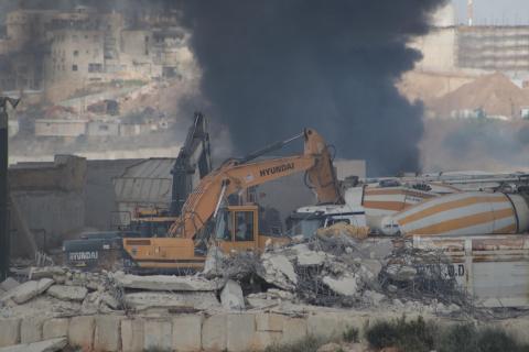 الاحتلال يهدم مصنعا للباطون في خربثا بني حارث غرب رام الله.jpg