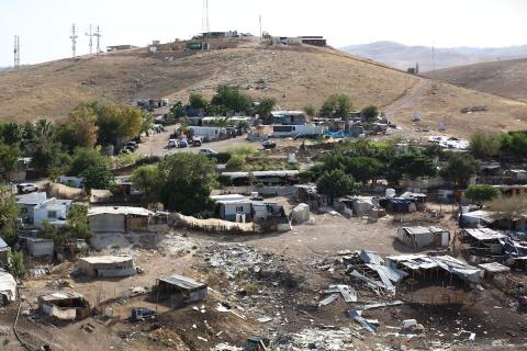 قرية خان الأحمر البدوية الفلسطينية شرق القدس، في 19 أيار/ مايو 2026، حيث يعيش نحو 350 فلسطينيًا تحت تهديد أوامر إخلاء إسرائيلية، وسط تصاعد اعتداءات المستوطنين والقيود المفروضة على الرعي والتنقل. تصوير: مأمون وزواز.