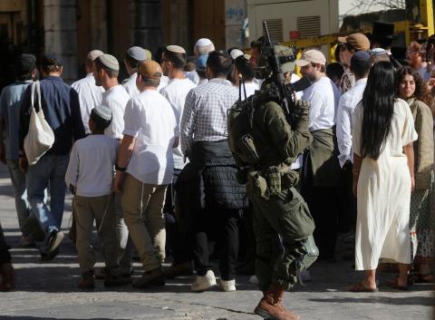 مستوطنون إسرائيليون يشاركون في جولة داخل البلدة القديمة بالخليل، وسط انتشار لقوات الاحتلال التي فرضت قيوداً على حركة الفلسطينيين ونفذت عمليات تفتيش قرب المداخل والأسواق والمواقع الدينية، في 16 مايو/أيار 2026. تصوير: مأمون وزواز