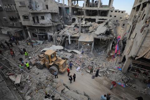 فلسطينيون يتفقدون منازلهم المدمرة عقب غارة جوية إسرائيلية ليلية على مخيم المغازي للاجئين وسط قطاع غزة، في 21 مايو/أيار 2026.  صورة: حسن الجديدي.