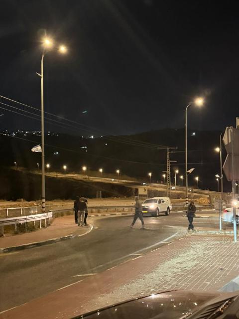 اعتدى مستعمرون  على مركبات المواطنين قرب الدوار المقام عند مدخل بلدة مخماس شمالي القدس.jpg