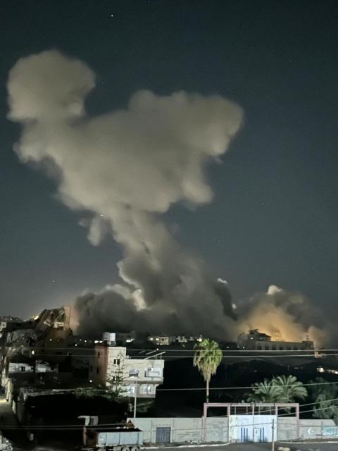 الطيران الحربي الإسرائيلي يدمر منزلًا لعائلة أبو سيف في بلوك سي بمخيم النصيرات وسط قطاع غزة..jpg