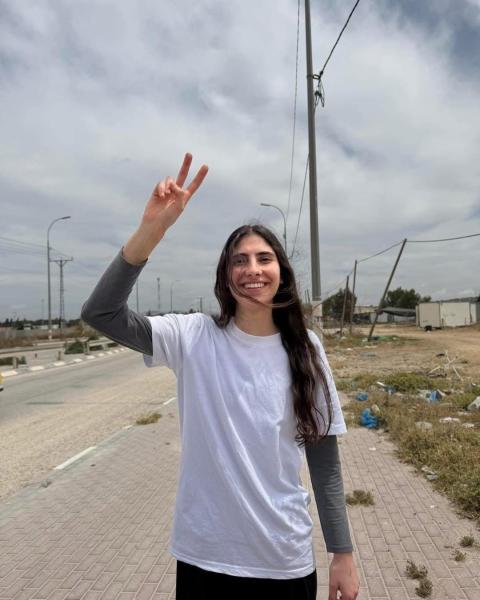 صورة للشابة ليان ناصر لحظة الإفراج عنها من سجون الاحتلال بعد اعتقال دام لـ 7 أشهر.jpg