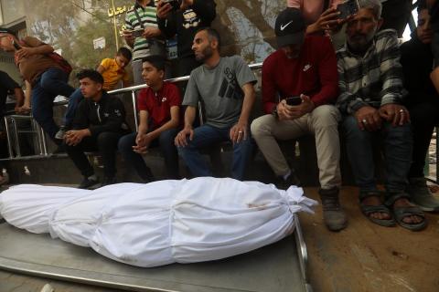 ودّع فلسطينيون، في مستشفى الشفاء بمدينة غزة، في 17 أيار/ مايو 2026، جثامين ثلاثة شهداء ارتقوا في غارتين إسرائيليتين منفصلتين مساء اليوم السابق، وسط أجواء من الحزن والغضب.تصوير: بلال أسامة