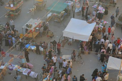 فلسطينيون يتجولون في سوق بمخيم النصيرات للاجئين وسط قطاع غزة، قبيل عيد الأضحى، وسط ضعف في الطلب وتراجع القدرة الشرائية، 25 مايو/أيار 2026. تصوير: حسن الجديدي