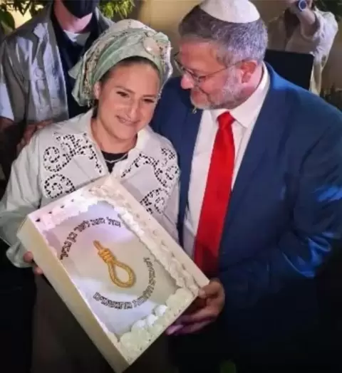 كعكة عيد ميلاد بن غفير مع حبل إعدام27A according to israeli law.webp
