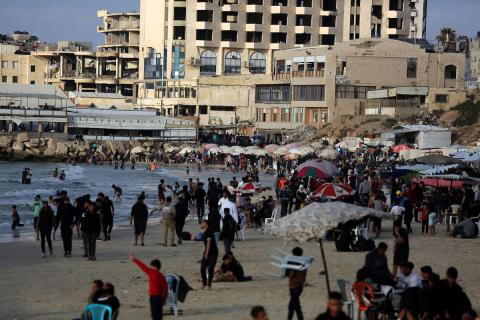 تُظهر الصورة نازحين فلسطينيين على شاطئ غرب مدينة غزة، في مشهد يجمع بين لحظة هدوء عابرة وواقع إنساني صعب تعيشه العائلات التي فقدت منازلها، 8 مايو/أيار 2026.عدسة: عمر أشتوي