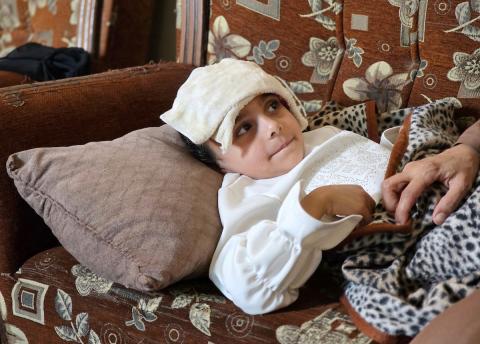 الطفلة الفلسطينية رفيف أبو سيدو (5 سنوات) تعاني التهابات حادة في المثانة واختلال في وظائف الكلى، بينما تنتظر الحصول على تشخيص طبي دقيق داخل أحد مستشفيات جنوب قطاع غزة، في ظل تدهور المنظومة الصحية ونقص الأجهزة والمستلزمات الطبية.تصوير صورة: طارق محمد