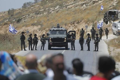 تجمّع فلسطينيون خلال احتجاجٍ على مصادرة الأراضي لتوسيع المستوطنات قرب جبل طروسة في بلدة دورا، جنوب الخليل، في 19 يونيو/حزيران 2026.صورة: مأمون وزواز