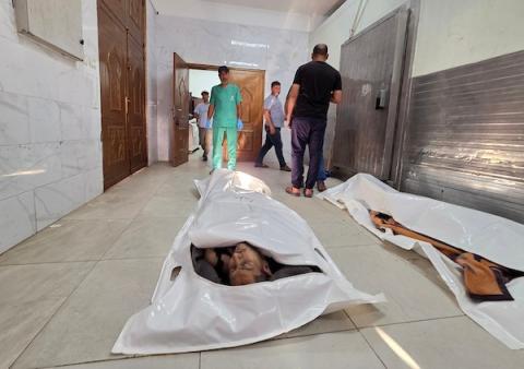وصول جثامين فلسطينيين اثنين وعدد من الجرحى إلى مجمع ناصر الطبي في خان يونس، جنوب قطاع غزة، في 17 يونيو/حزيران 2026، صورة: طارق محمد