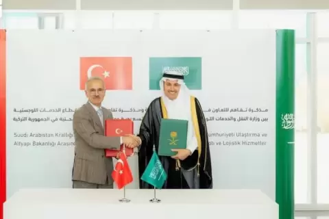 وزير النقل السعودي صالح الجاسر مع نظيره التركي عبد القادر أورال أوغلو خلال توقيع مذكرة تفاهم بالرياض (واس).webp