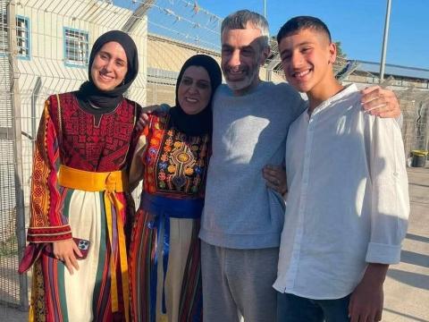عائلة المعتقل عبد الكريم الريماوي تجتمع للمرة الأولى منذ 25 عاما.jpg