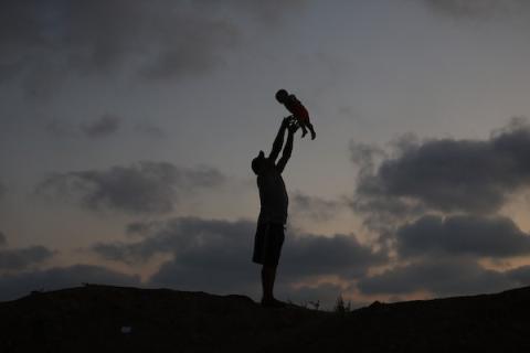 يعيش فلسطينيون نازحون في خيام مهترئة متجمعة في دير البلح، وسط قطاع غزة، في 30 يونيو/حزيران 2026. صورة: حسن الجدي