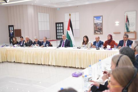الشيخ يُطلع السفراء المعتمدين لدى فلسطين على آخر المستجدات السياسية والإنسانية.jpg