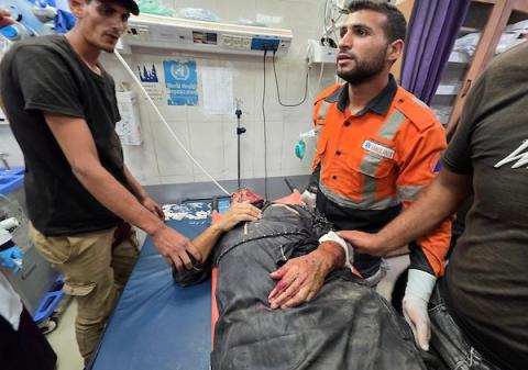 وصل جرحى فلسطينيون إلى مجمع ناصر الطبي في خان يونس، جنوب قطاع غزة، بعد غارة جوية إسرائيلية استهدفت خيمة في منطقة المواصي، 21 يونيو/حزيران 2026. صورة: طارق محمد