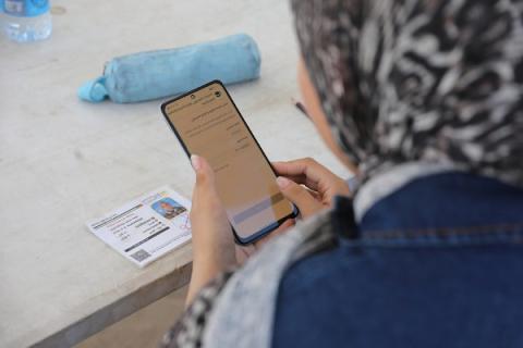 طلاب فلسطينيون نازحون يؤدون امتحان الثانوية العامة الإلكتروني داخل مخيم مزود بخدمة الإنترنت في مدينة غزة. صورة: بلال أسامة.