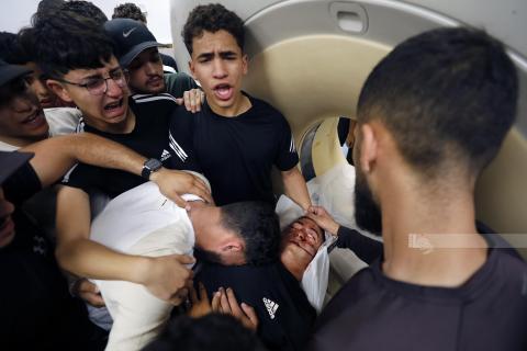 إلقاء نظرة الوداع على الشهيد الطفل أمير أحمد جابر (15 عاما) في مجمع فلسطين الطبي بمدينة رام الله