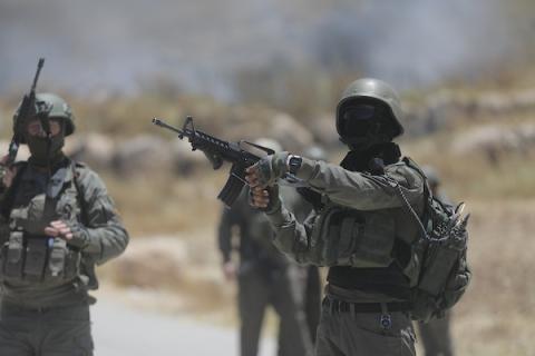 فلسطينيون يتجمعون في قرية إدنا غرب الخليل احتجاجاً على حرق أجزاء من أراضيهم، قبل أن تفرّقهم القوات الإسرائيلية بالغاز والقنابل الصوتية والرصاص الحي. تصوير: مأمون وزواز