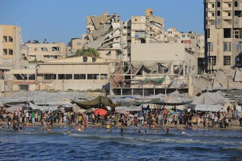 يتجمع الفلسطينيون على شاطئ مدينة غزة، قطاع غزة، في 19 يونيو/حزيران 2026، في ظل طقس حار. صورة: بلال أسامة