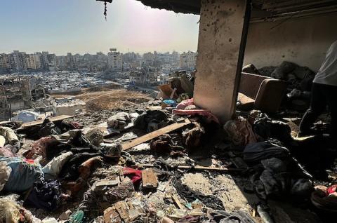 يتفقد فلسطينيون منزلاً متضرراً عقب غارة جوية إسرائيلية استهدفت شقة تابعة لعائلة لبد في شمال غرب مدينة غزة، في 4 يونيو/حزيران 2026. (صورة: هادي داود)