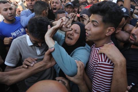 وداع جثمان خليل المصري في مستشفى الشفاء بغزة، بعد وفاته متأثرًا بجراحه إثر إصابته برصاص القوات الإسرائيلية، في 15 يونيو/حزيران 2026.تصوير: بلال أسامة